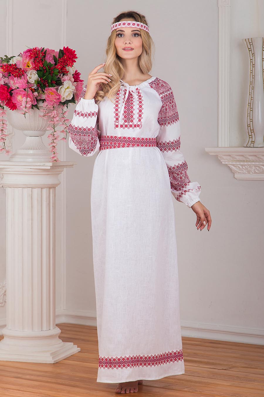 Women in Slavic costumes in Bhilai