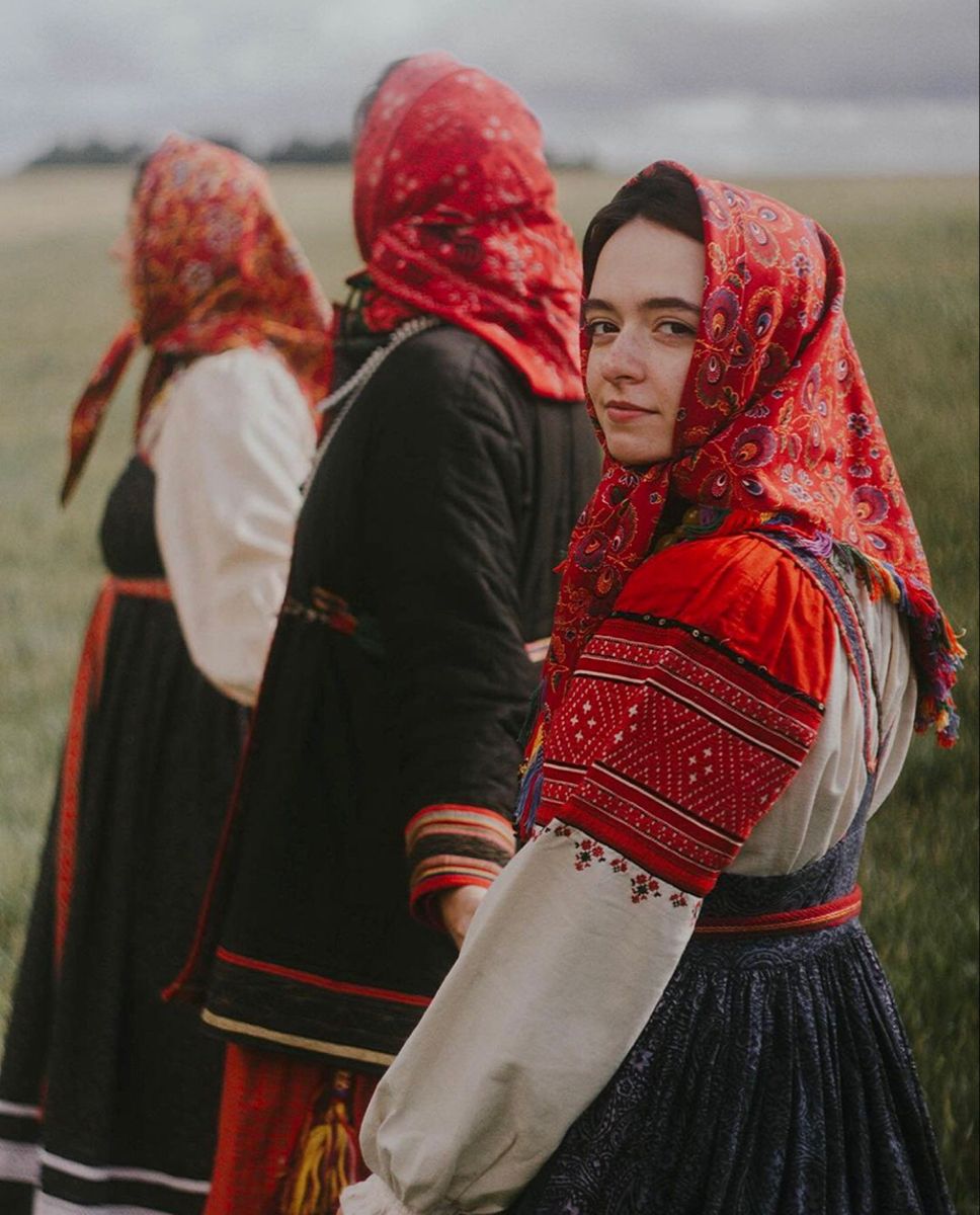 Women in Slavic costumes in Bhilai