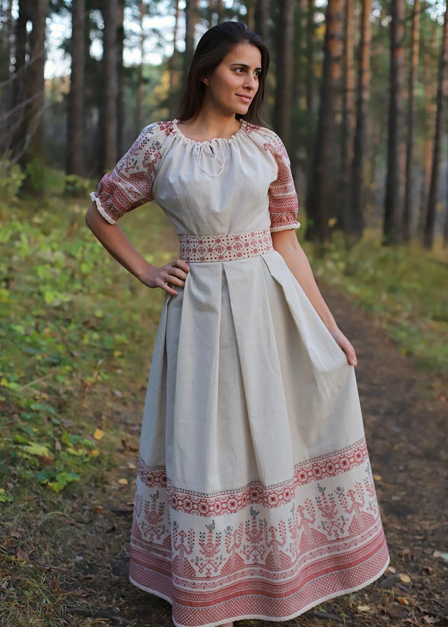 Girls in Slavic costumes in Bhilai